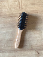Load image into Gallery viewer, BROSSE DÉMÊLANTE CHEVEUX BOUCLÉS